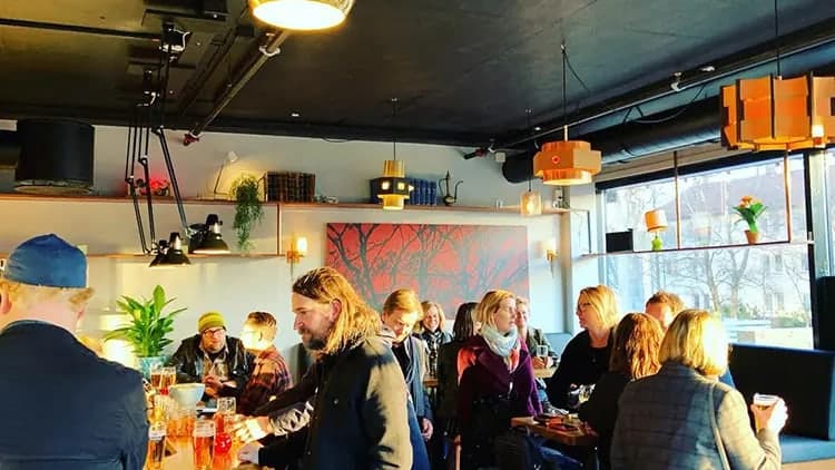 Quizkveld på LUN — fulle bord og konsentrerte ansikter